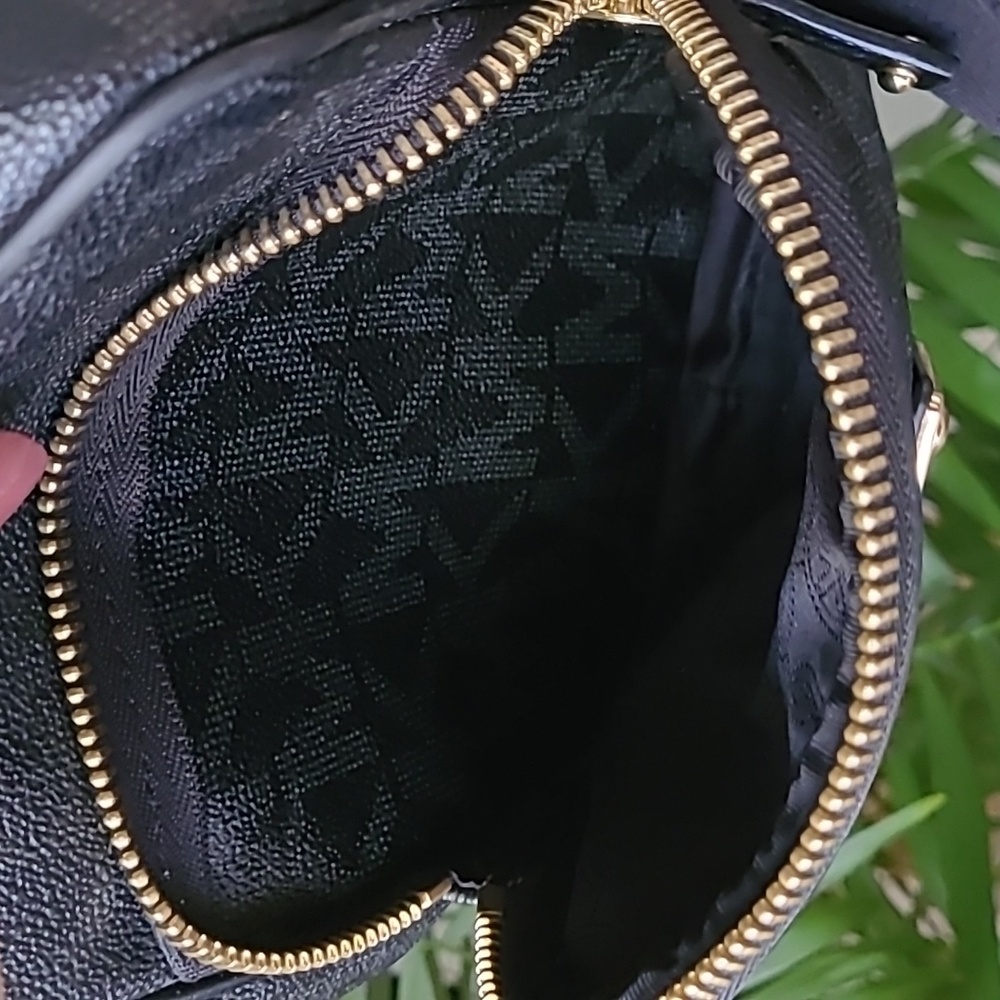 Michael Kors Leather Messenger Bag ❤️ - Picture 6 of 8